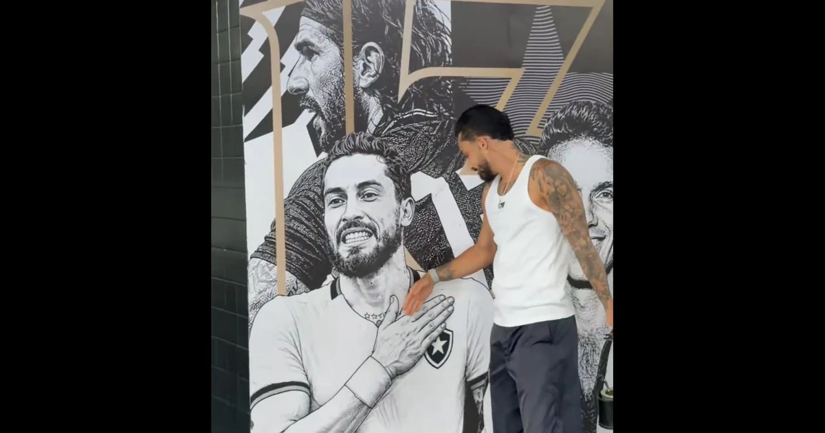 Alex Telles entra em mural no Nilton Santos com ídolos do Botafogo e agradece: ‘Ao lado das lendas’