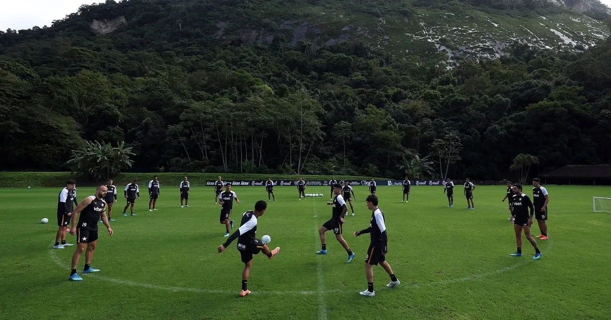 Após encaminhar três reforços, Botafogo deve trazer mais um zagueiro e volante