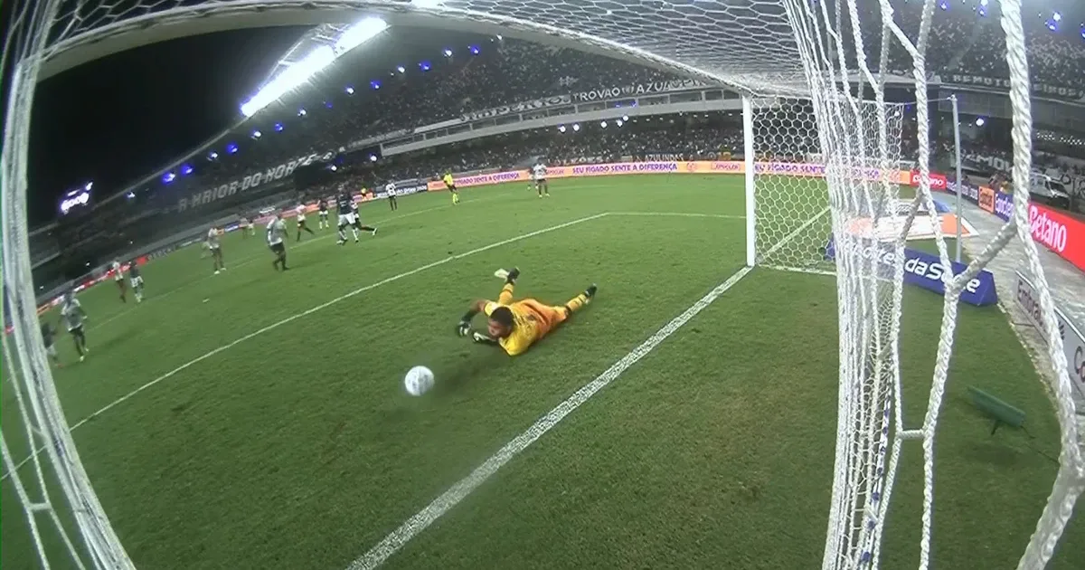 Após fechar o gol contra o Botafogo, Lucas Arcanjo leva frangaço em jogo do Vitória; veja