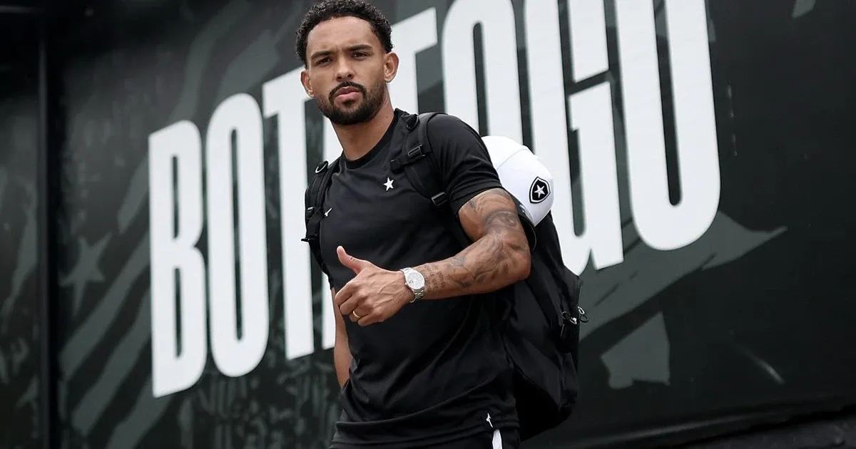 Assessoria de Vitinho nega haver pendências por parte do Botafogo e ressalta foco total no retorno do Brasileirão