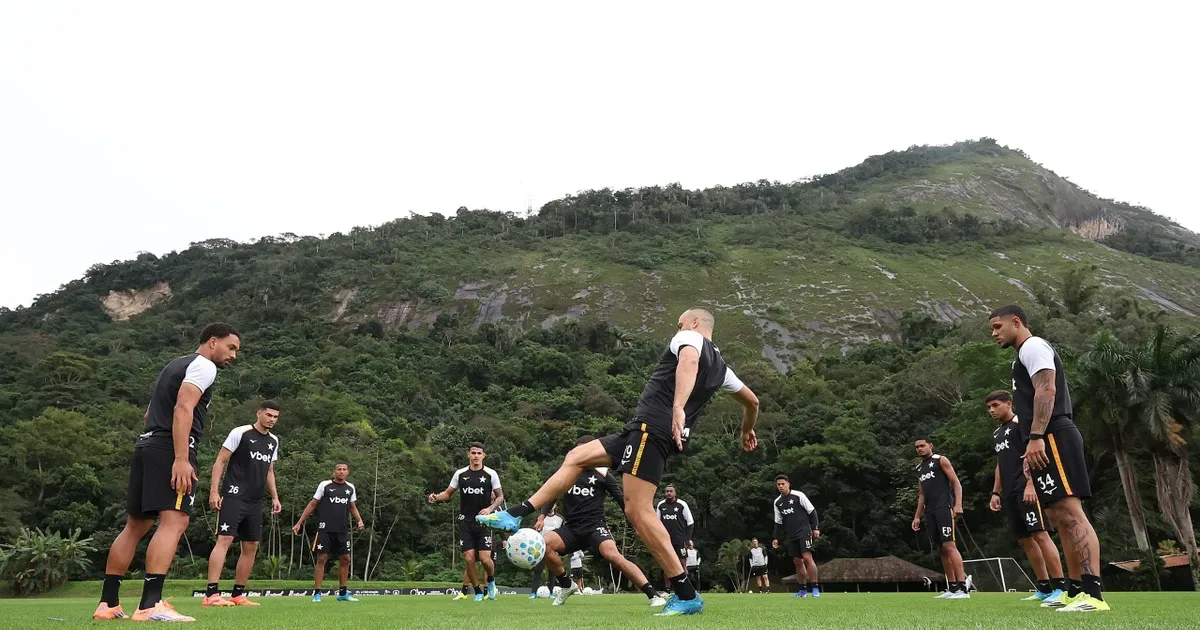 Botafogo busca zagueiro, atacante e estuda trazer mais um meio-campista na janela internacional