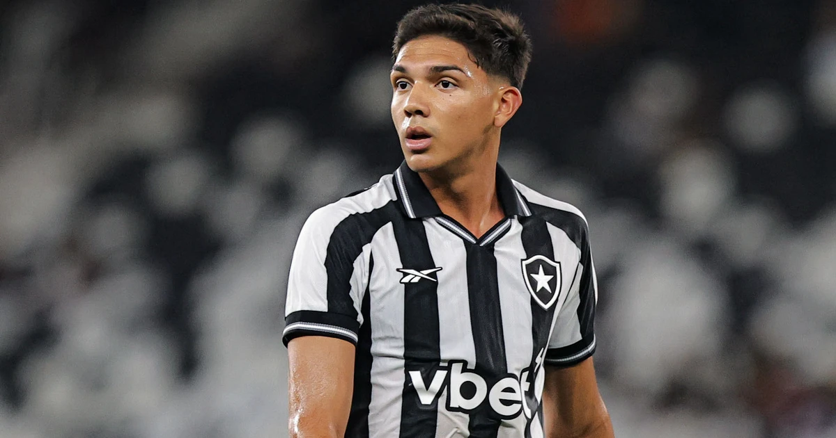 Botafogo chega a acordo com Ferroviária e assina por três anos com artilheiro do time na Copinha
