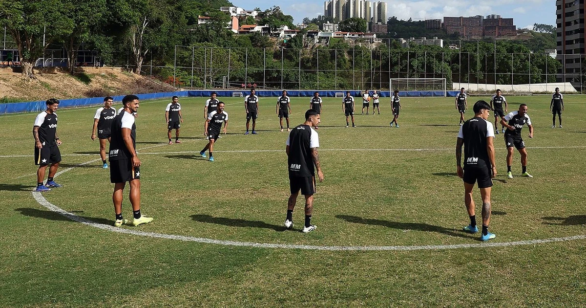 Botafogo deixa contratação de atacante ‘em segundo plano’ e prioriza outras posições