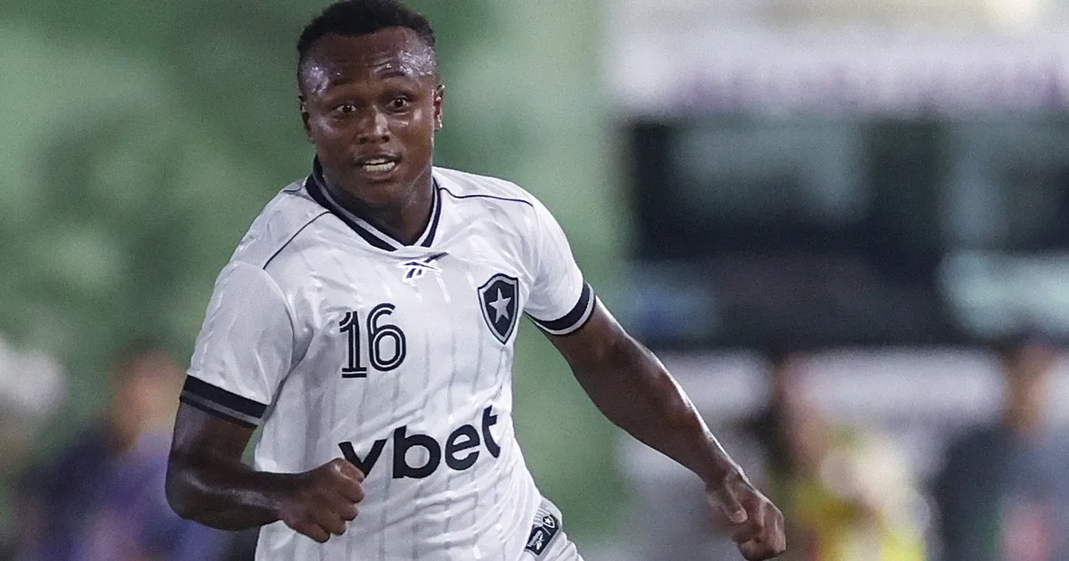 Botafogo encaminha empréstimo de Nathan Fernandes ao Ludogorets com obrigação de compra; atacante já viajou