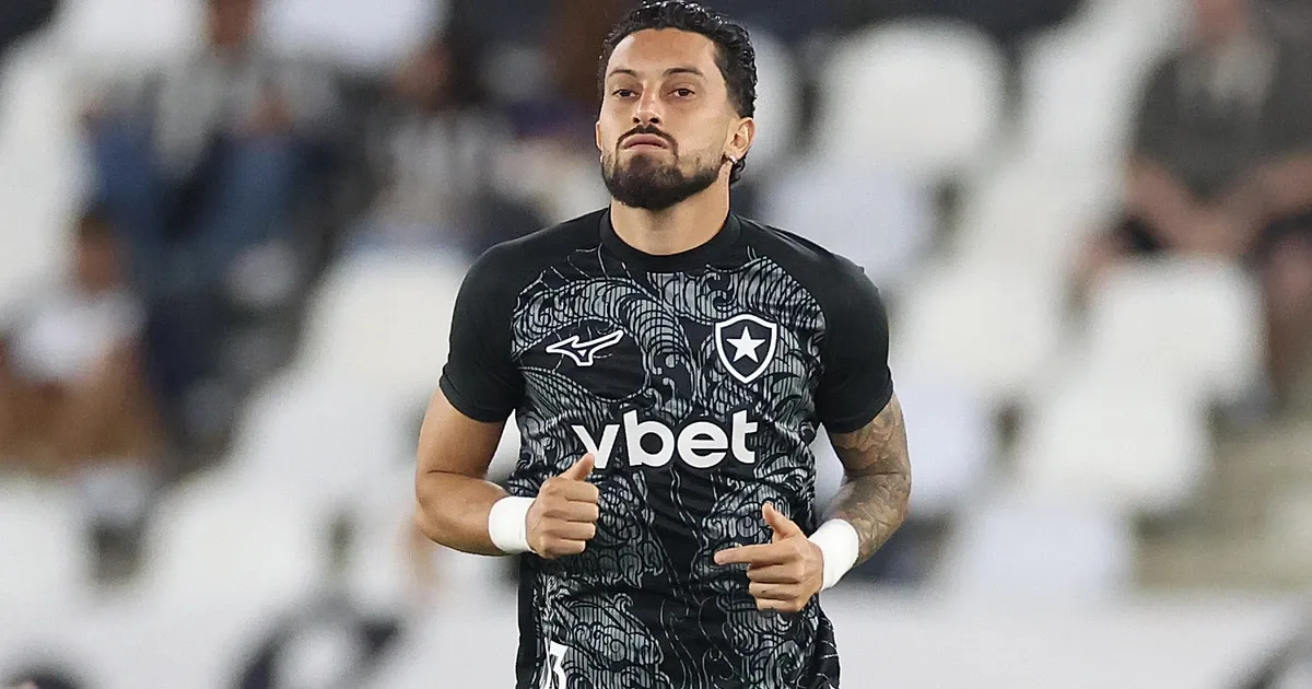 Botafogo ainda não fez proposta para Alex Telles renovar, e conversas ocorrem ‘de forma tranquila e sem pressão’
