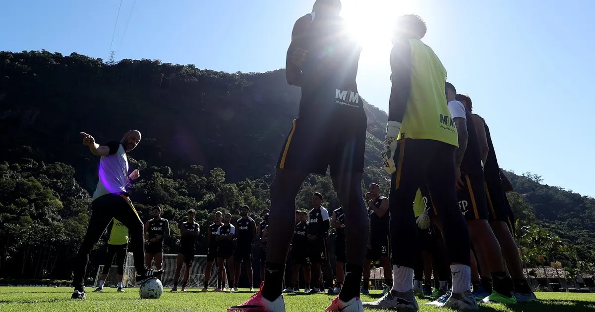 Botafogo tem negociações avançadas, aguarda fim de transfer bans e terá ‘time de operários’, diz canal