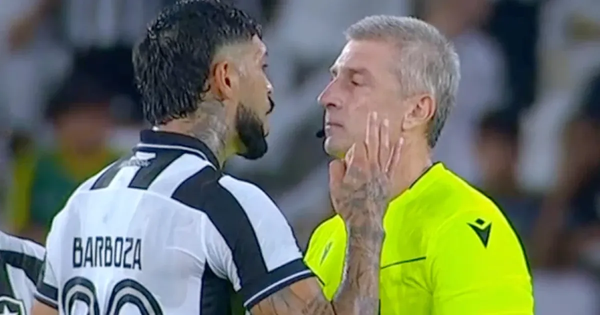 Botafogo obtém redução de pena de Alexander Barboza no STJD; zagueiro fica livre para jogar pelo Palmeiras