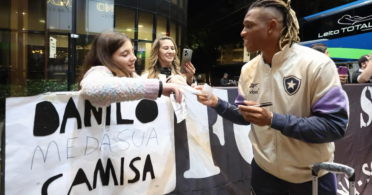 Botafogo recebe sondagens do Newcastle e Zenit por Danilo