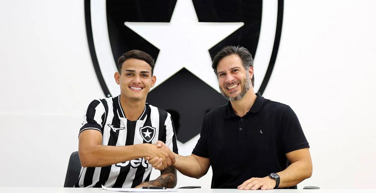 Botafogo renova contrato de Lucas Emanuel, joia de 17 anos que treina entre os profissionais, até 2030