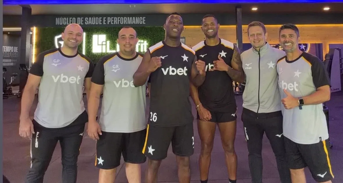 Com contrato até o fim de 2026, Patrick de Paula se reapresenta ao Botafogo e retoma treinamentos