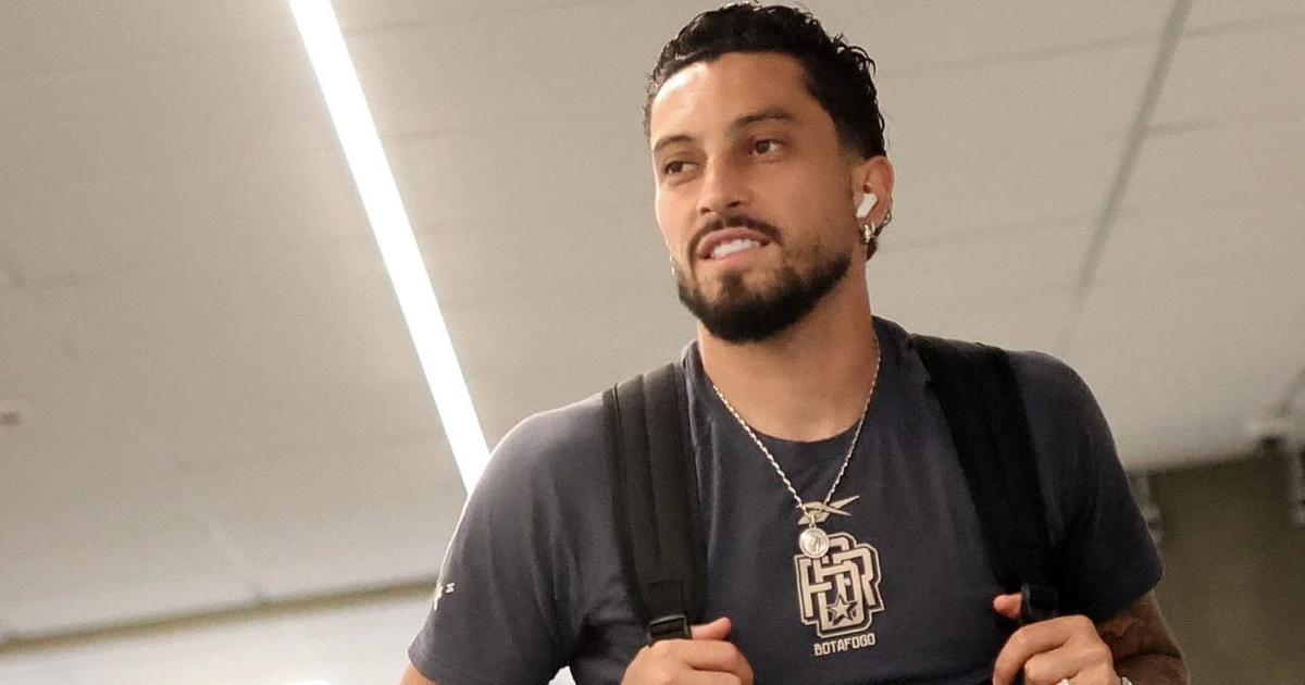 Conversas do Botafogo por renovação de Alex Telles devem começar apenas em agosto