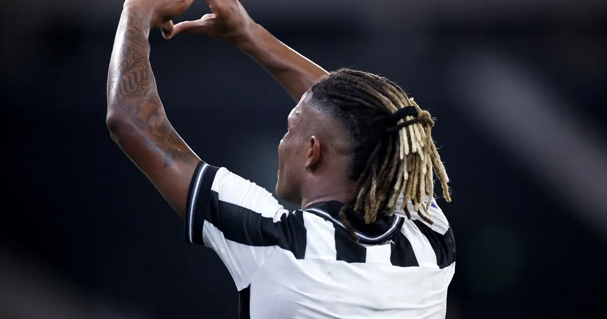 Danilo, do Botafogo, é eleito o melhor jogador do primeiro turno do Brasileirão pelo prêmio Bola de Prata