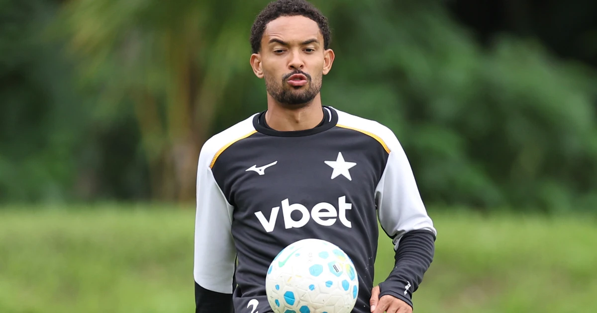 Empresário de Vitinho nega que Botafogo tenha débitos e ressalta postura e dedicação do lateral