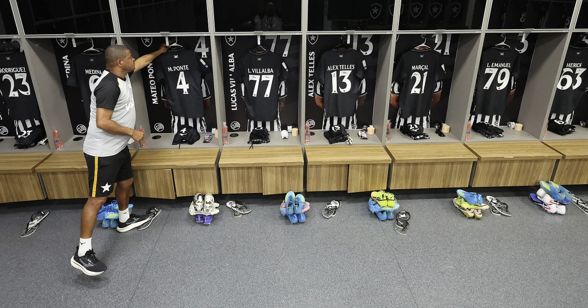 Botafogo escalado com Warleson e voltas de Montoro e Arthur Cabral para enfrentar o Vitória; Danilo começa no banco