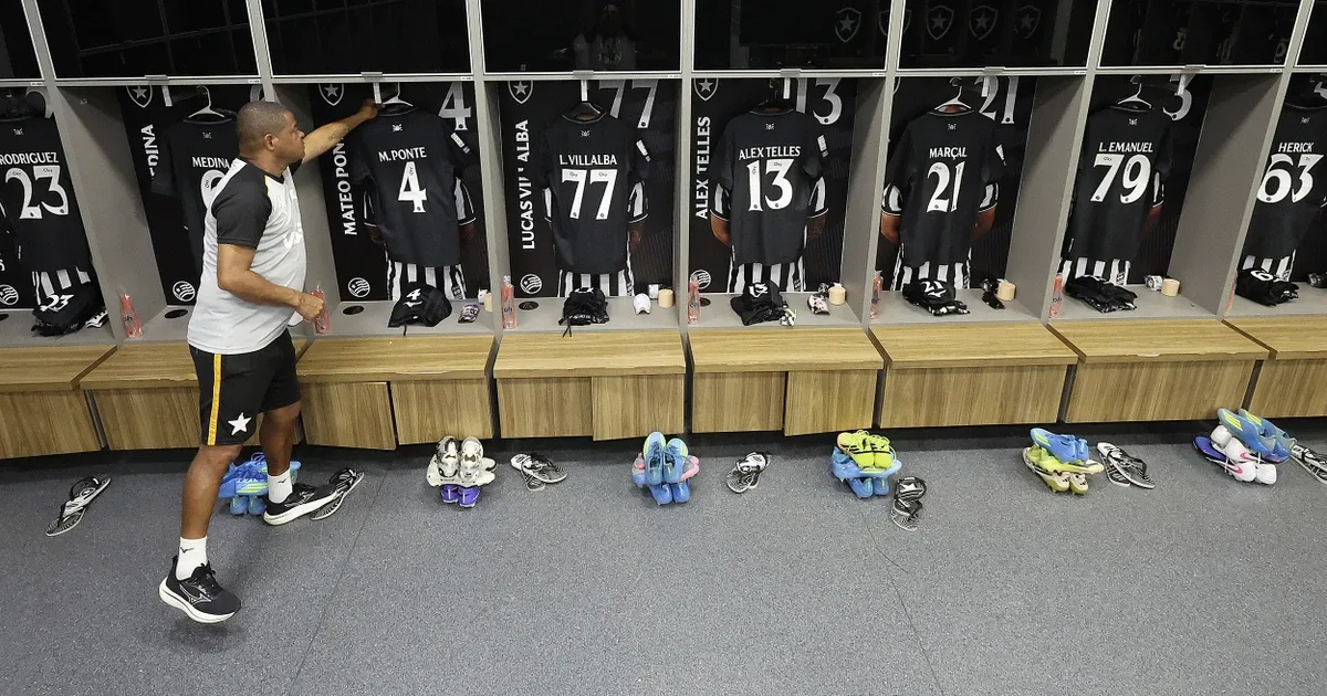 Botafogo escalado com Warleson e voltas de Montoro e Arthur Cabral para enfrentar o Vitória; Danilo começa no banco