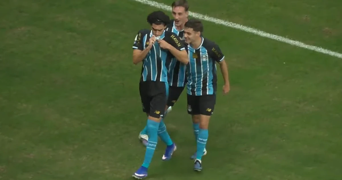 Ex-Botafogo, Matheus Nascimento estreia com gol pelo Grêmio em amistoso e beija escudo na comemoração; veja
