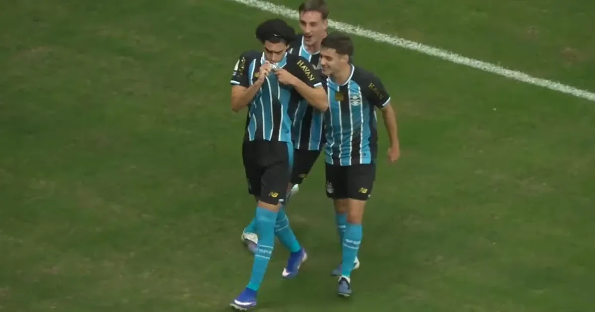 Ex-Botafogo, Matheus Nascimento estreia com gol pelo Grêmio em amistoso e beija escudo na comemoração; veja