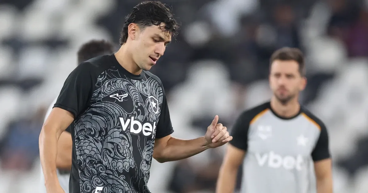Ferraresi recebe o terceiro amarelo, e Botafogo pode ter zaga de garotos contra o Vitória