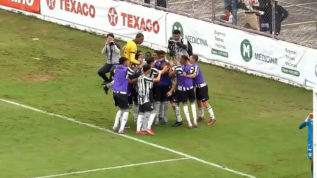 Botafogo vence Flamengo com golaço de Cauã Zappelini