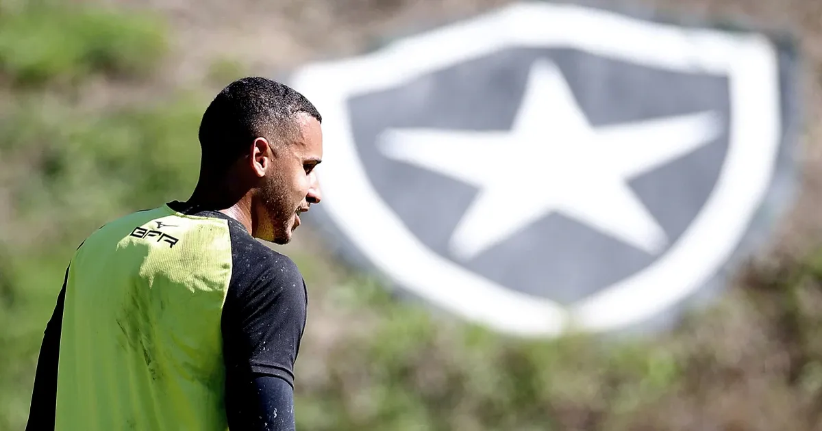 Gabriel Batista se apresenta ao Botafogo