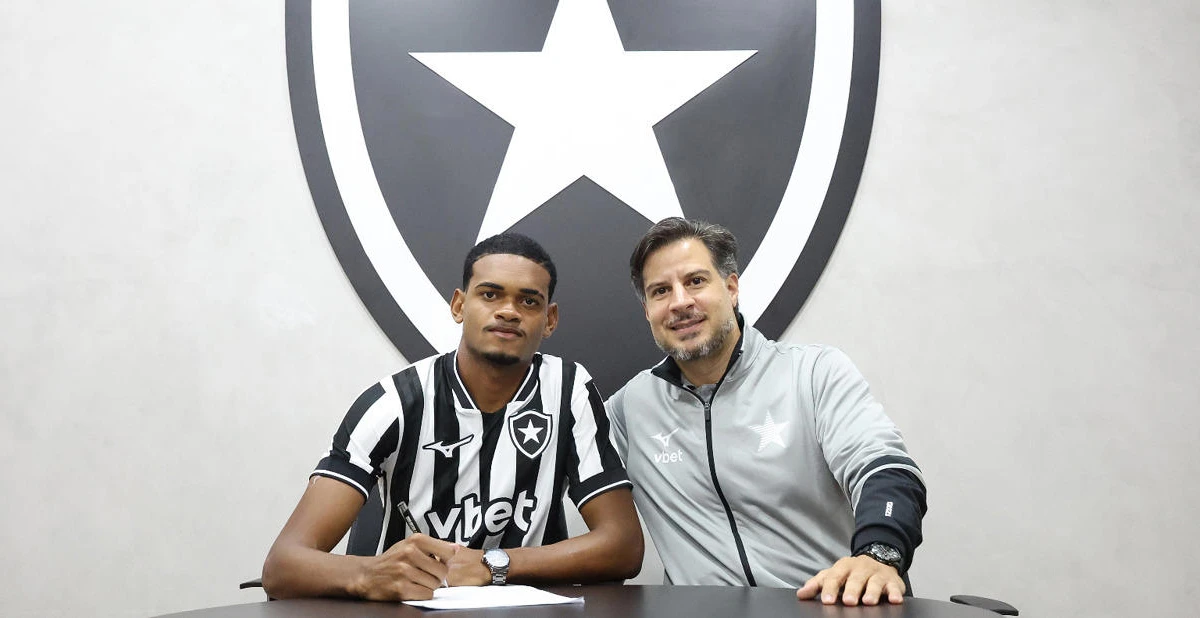 Integrado ao elenco profissional, zagueiro Herick, de 17 anos, renova até 2030 com o Botafogo