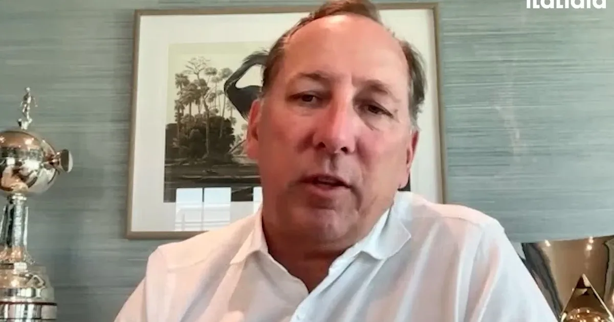 John Textor diz ter acionado Justiça no Reino Unido e Brasil para voltar ao Botafogo e critica social: ‘Estratégia deles é deixar a catástrofe acontecer e colocar a culpa no gringo
