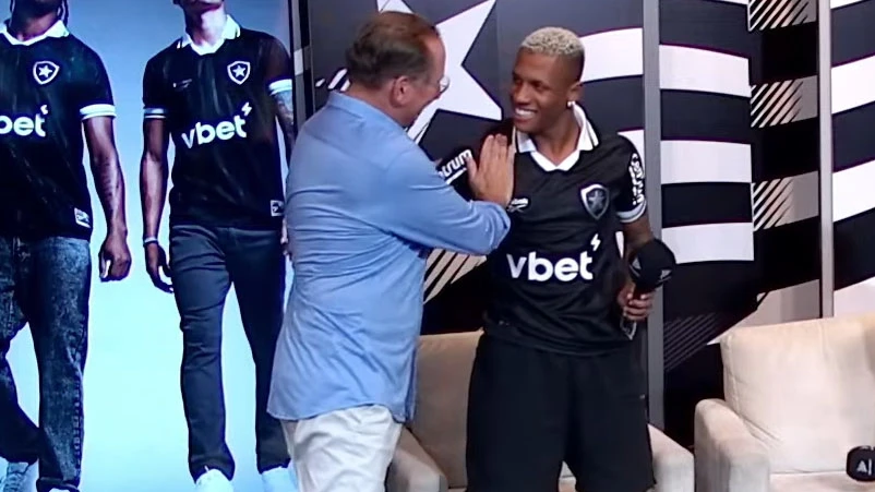 John Textor diz que contrato tinha erro de digitação, foi corrigido e que multa de Danilo para o exterior é de € 200 milhões
