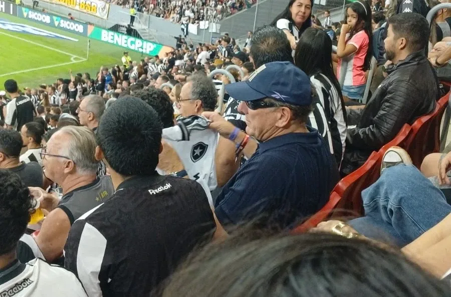 John Textor: ‘Recebo um carinho incrível dos torcedores do Botafogo. Querem me abraçar tanto quanto eu quero abraçá-los’