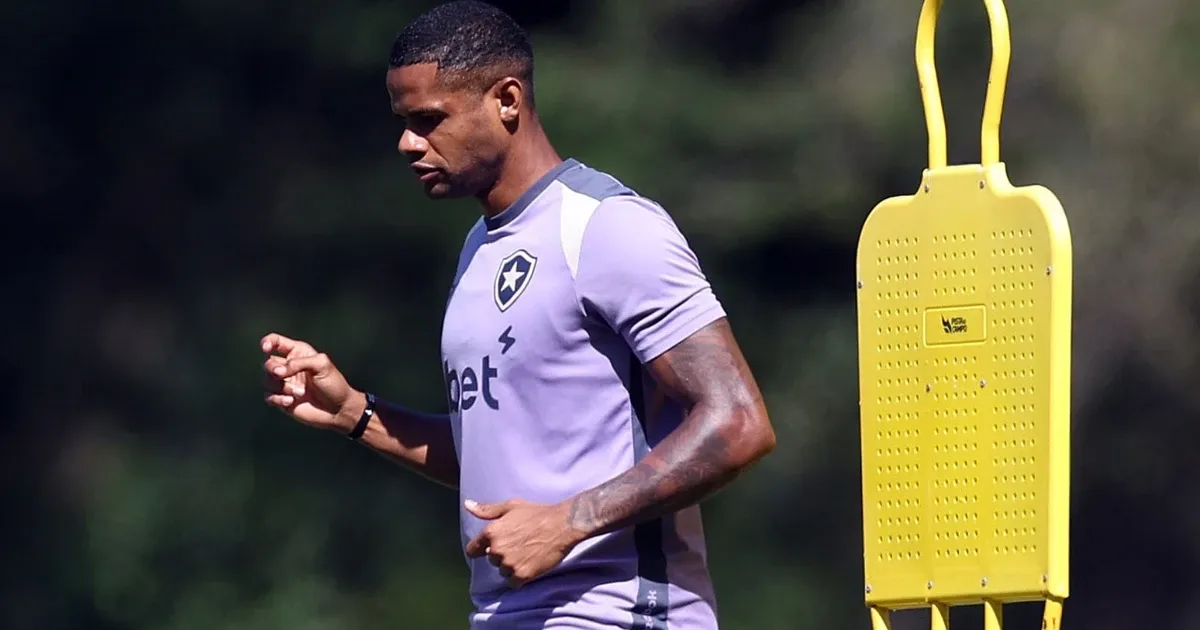Júnior Santos antecipa fim das férias e entra em reta final de tratamento no Botafogo