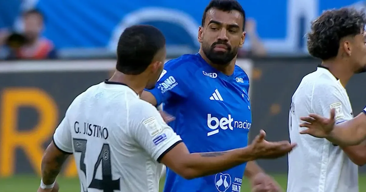 Justino reclama de agressão de Fabrício Bruno em vitória do Botafogo sobre o Cruzeiro: ‘Me deu um soco. A gente não está na luta’