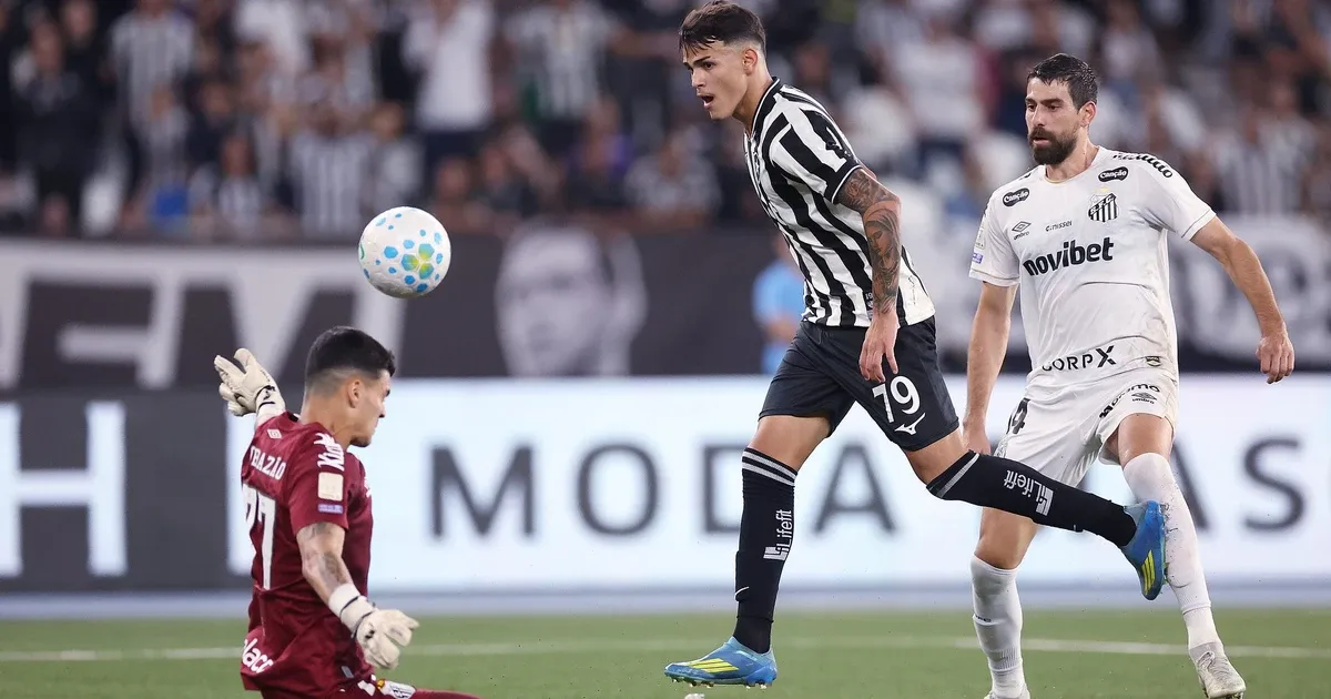 Lucas Emanuel bate recordes com gol pelo Botafogo aos 17 anos e divide mérito com profissionais da base: ‘Primeiro passo de muitos’