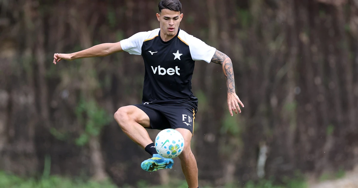 Artilheiro do sub-17, Lucas Emanuel se destaca em intertemporada do Botafogo e ganha elogios de Franclim: ‘Fez gol em todos os amistosos’