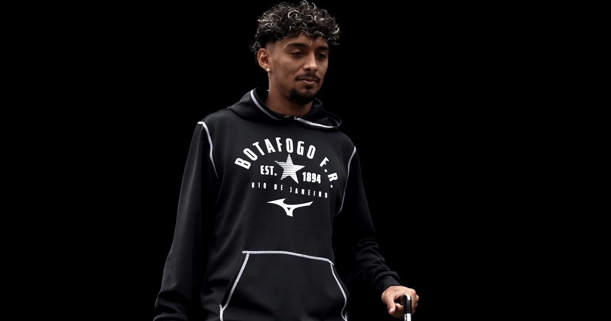 Com novo agasalho da Mizuno, jogadores do Botafogo viajam para duelo com Cruzeiro