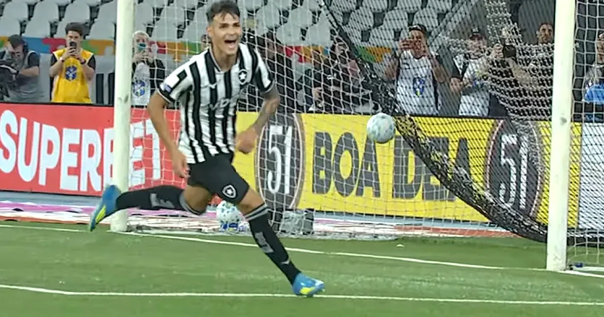 Técnico do Botafogo compara Lucas Emanuel a atacante que joga na Itália e pede calma: ‘Está muito cru, tem caminho longo para percorrer’