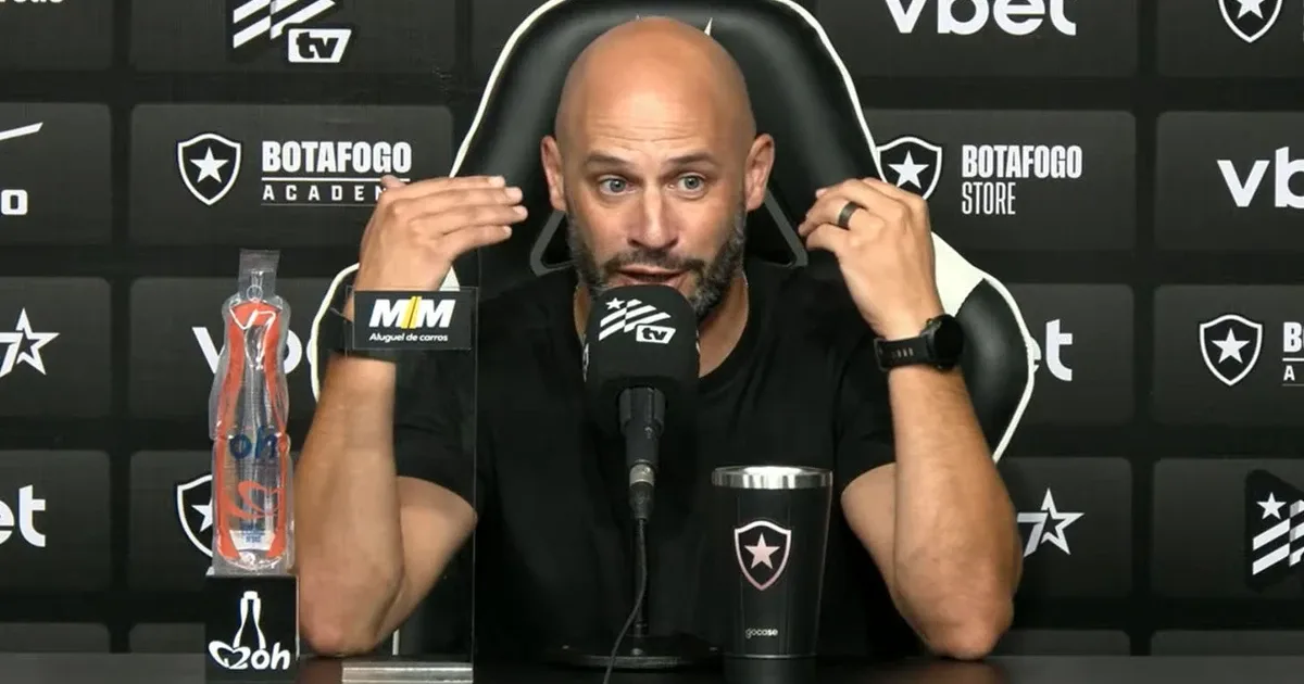 Técnico do Botafogo critica imprensa no tratamento sobre Danilo: ‘É uma falta de respeito. Não me entra na cabeça o que vocês têm feito’